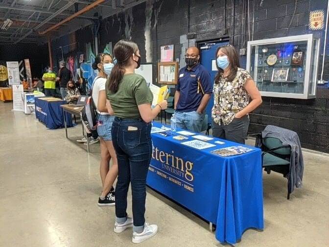 Feria universitaria que tiene lugar y muestra la mesa para la Universidad de Kettering