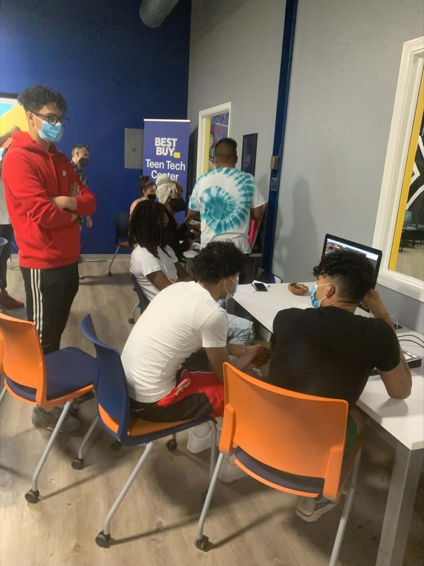 Youth Development | Fellowship Jóvenes en el Best Buy Teen Tech Center de DHDC