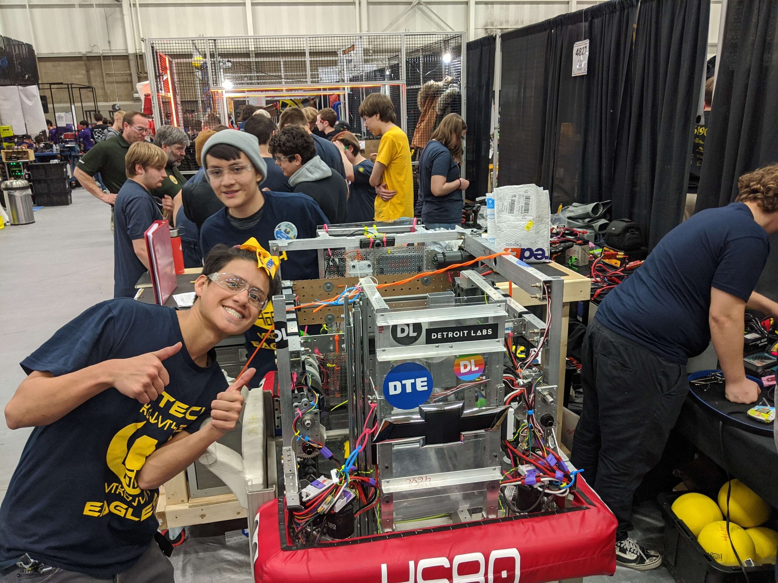 El equipo de robótica posa para una foto en una feria universitaria