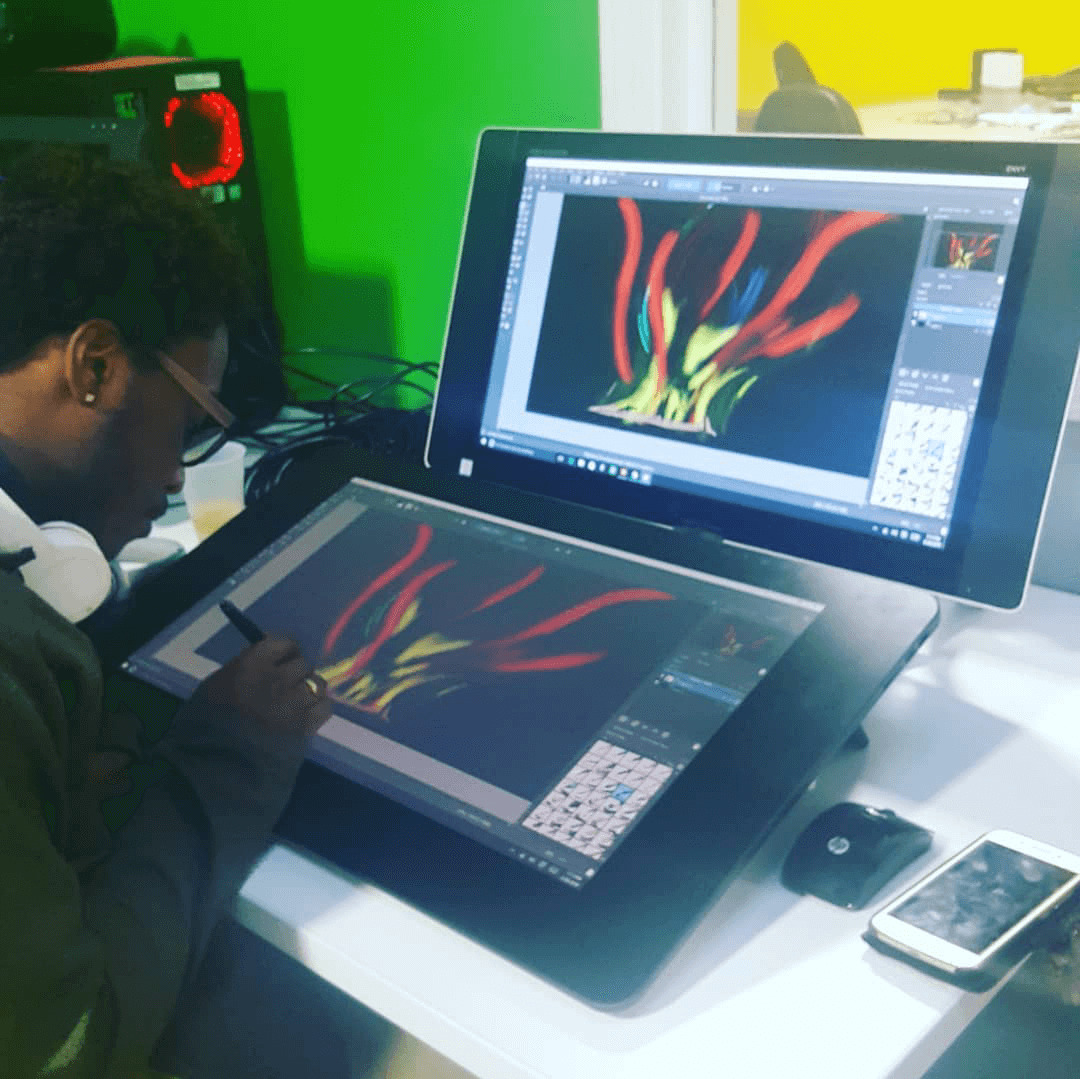 Desarrollo del arte juvenil | Arte digital con un adolescente dibujando en una tableta informática